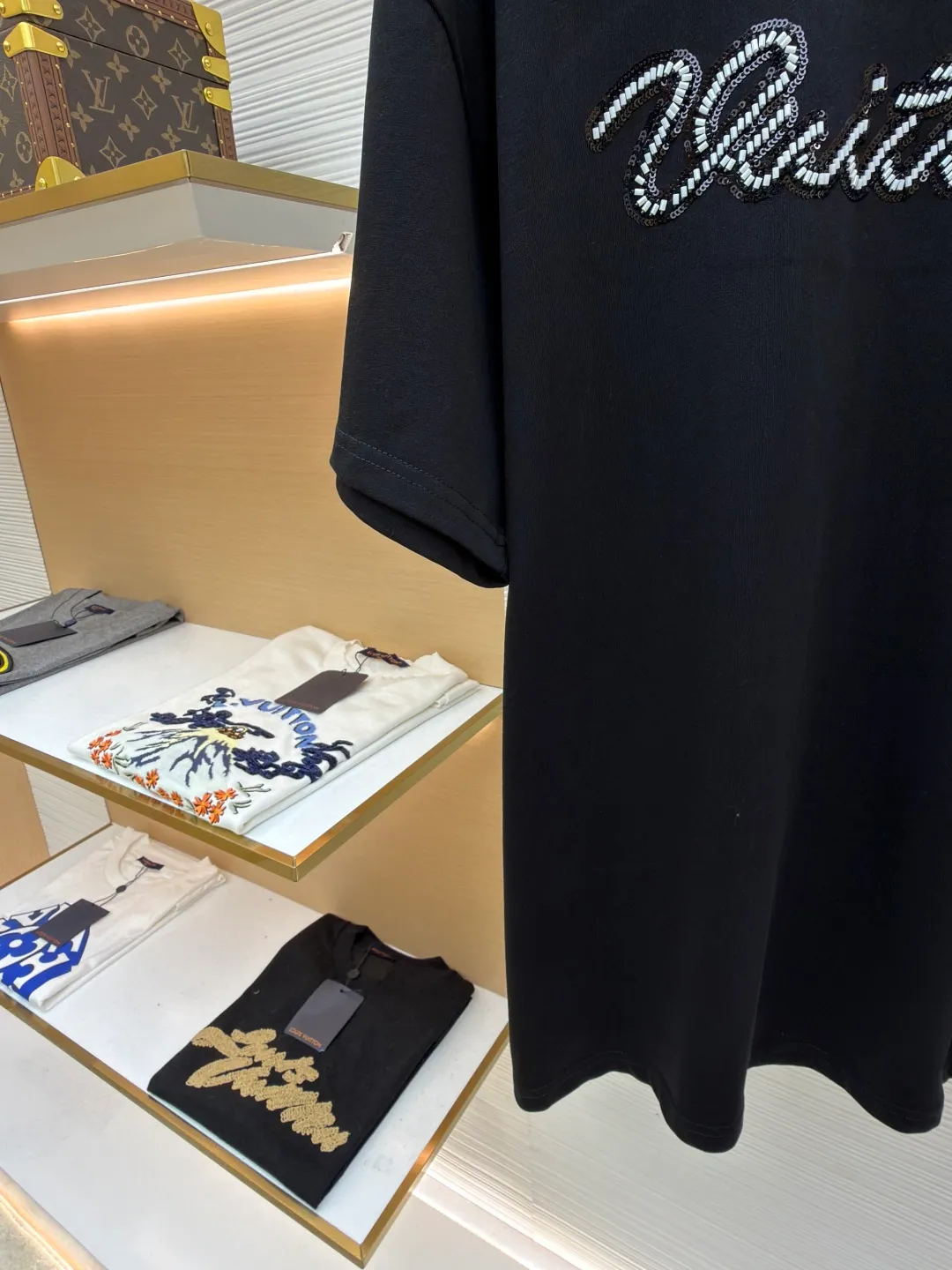LOUIS VUITTON round neck beaded embroidered short-sleeved T-shirt ●Original version: purchased and developed by 11353 ●Item number: 1681544-A15 ●Material: cotton fabric ●Technology: beading ●Color: black ●Version: fitted version ●Weight: about 310 grams ●Size: XS-S-M-L ●Description: This black T-shirt is made of 100% High-quality cotton fabric, soft to the touch, skin-friendly and breathable. The round neck design fits the neck line and is neatly cut, presenting a classic and simple silhouette. The word "Vuitton" on the chest is the highlight of the entire work: using hand-beading technology, each tiny bead is carefully arranged by craftsmen and fixed on the fabric at precise spacing and angles, forming smooth curves and a full three-dimensional sense. This process not only gives the letters a delicate luster, but also adds to the overall texture and high-end feel. The stitching on the body is even and neat, about 12 stitches per inch, ensuring a solid structure and not easily deformed. The hem and cuffs are smooth and neat, and the edges are clean and neat, reflecting the exquisite craftsmanship of clothing. The overall style presents a low-key luxury style, which is not only suitable for daily wear, but also shows quality and taste in the details. The overall wiring is straight and delicate, the fabric is comfortable and soft, and the color is consistent without color difference. It can be matched with the same style to create a fashionable look and control various occasions. Customized accessories, complete with three standards, same style for men and women!